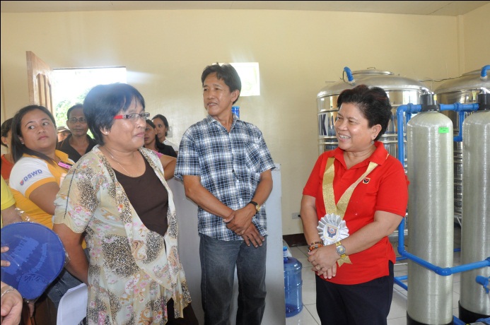 Sec. Soliman visits Philippine’s first community purifying station project